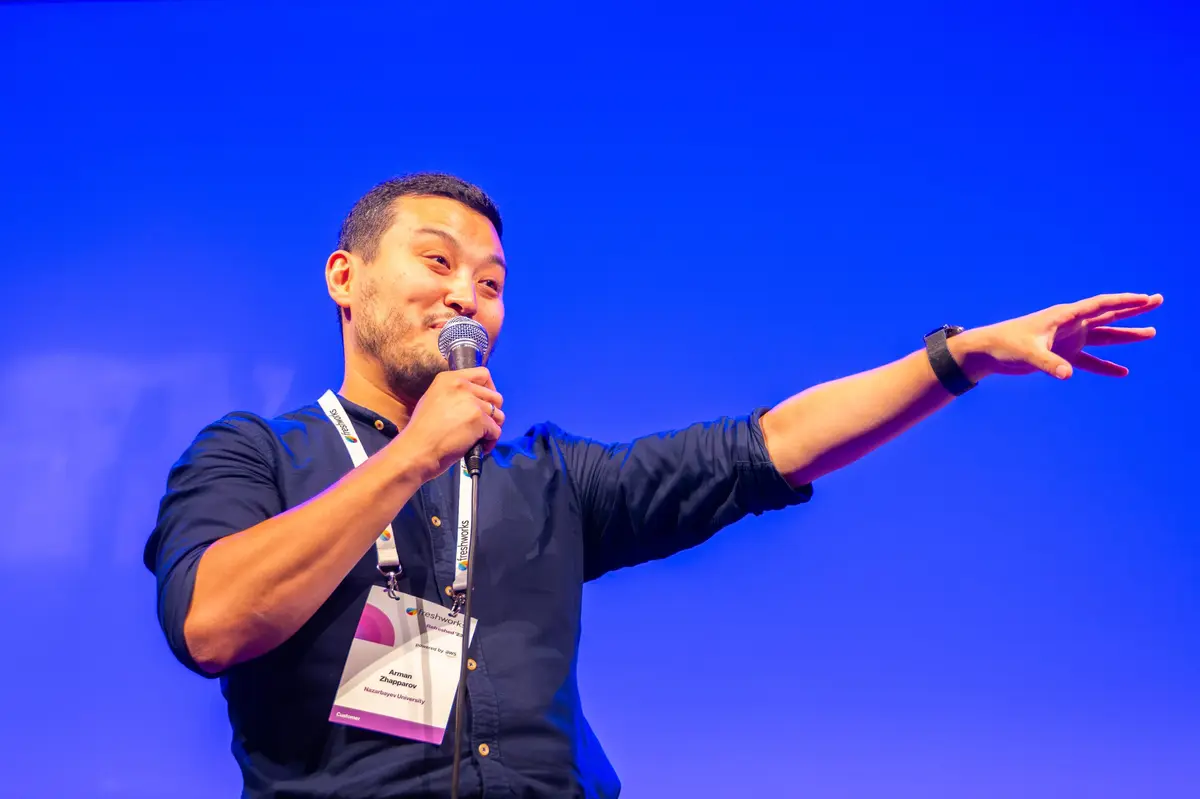 Spreker met microfoon op een congrespodium