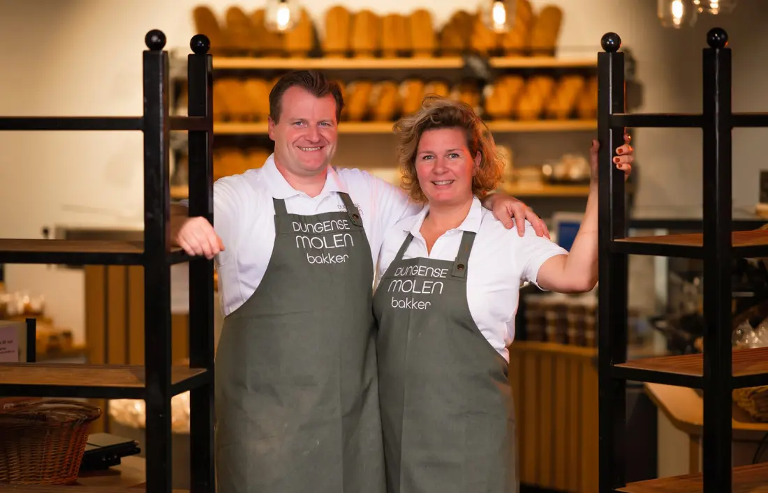 Twee medewerkers van een bakkerij in hun winkel